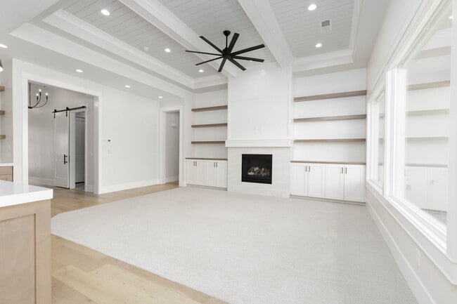 Building Photo - Stunning  4 bed | 3 bath | 3 car garage cu...