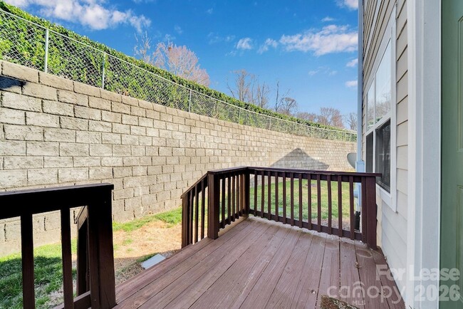 Building Photo - 163 Forest Ridge Rd