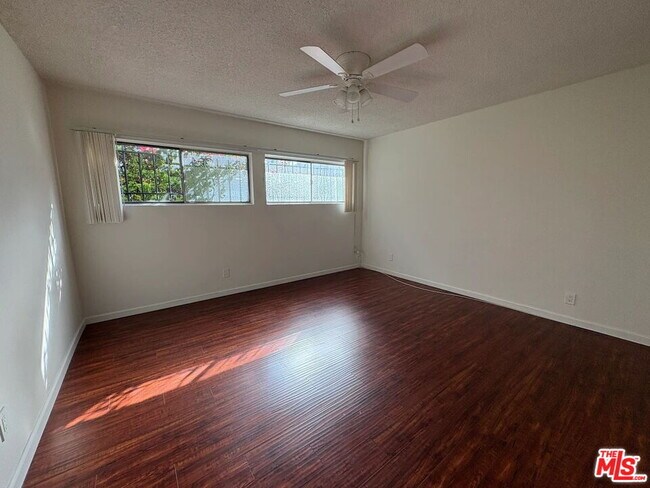 Building Photo - 806 N Hobart Blvd