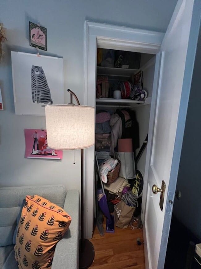 Building Photo - Large, Evanston 1BR! Heat Included - Elmwo...