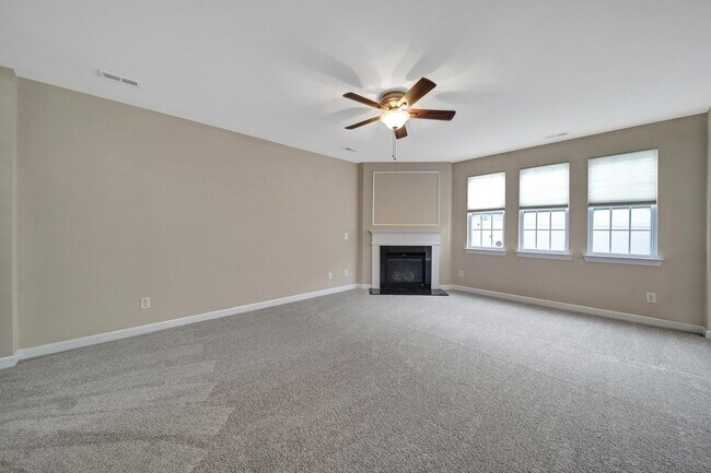 Building Photo - Beautiful Three Bed Two and Half Bath Town...