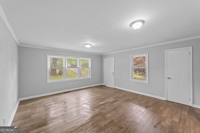 Building Photo - 147 Burnside St