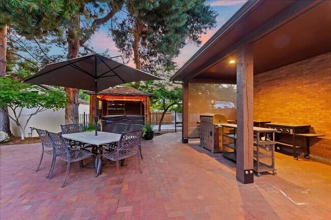 Building Photo - Luxury 5-Bedroom Home with Pool, Hot Tub &...