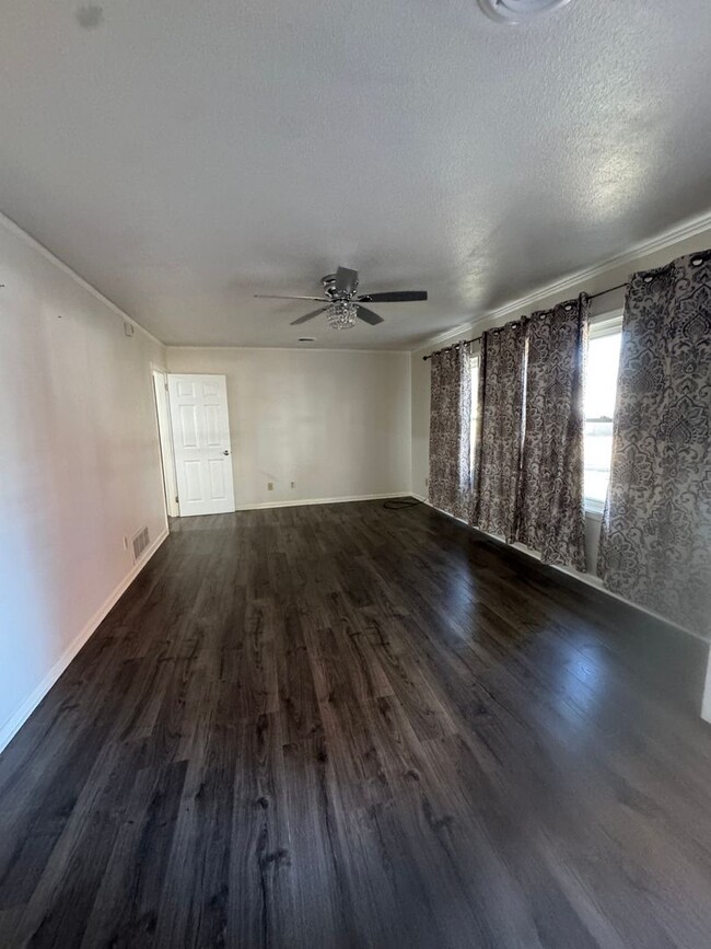 Building Photo - Large 2 bedroom / 2 bath Available Now