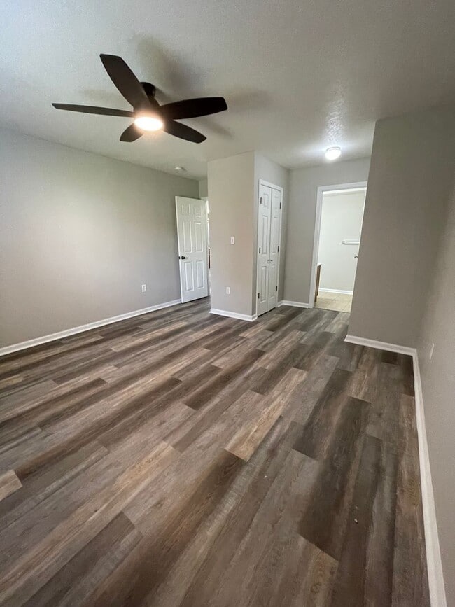 Building Photo - GREAT LOCATION! PLENTY OF STORAGE!