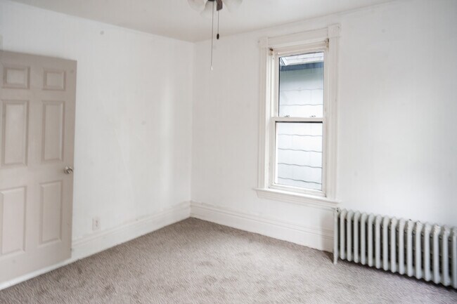 Building Photo - 556 Rose Ave E