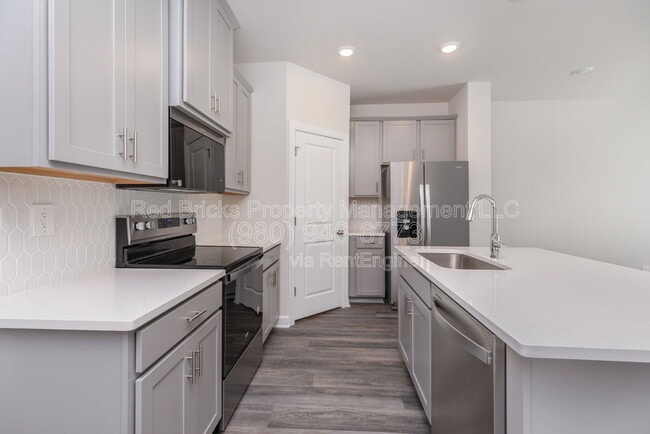 Building Photo - 4135 Smt Wds Dr