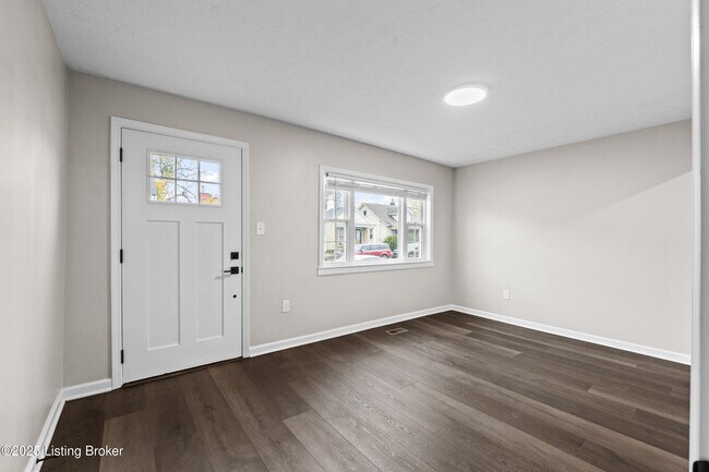 Building Photo - 1112 E Burnett Ave