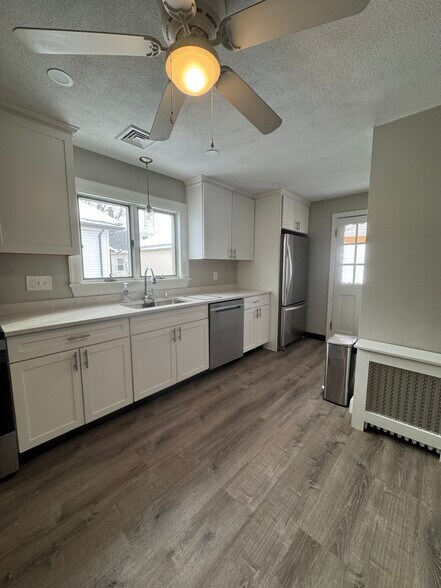 Building Photo - 100 Capen St