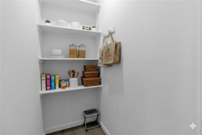 Building Photo - 544 N Elm Ave