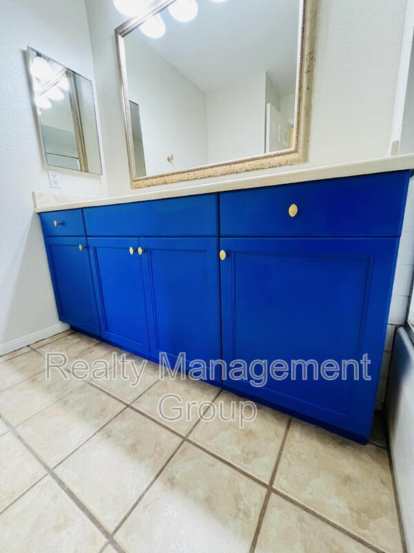 Building Photo - 7360 Park Ridge Blvd