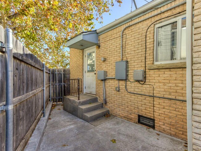 Building Photo - 2933 Cummings Dr