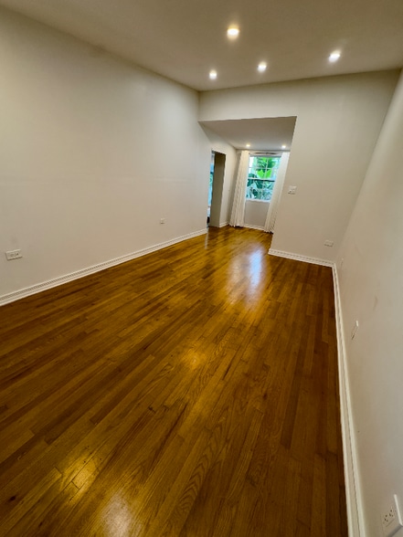 Building Photo - 726 N Peninsula Dr