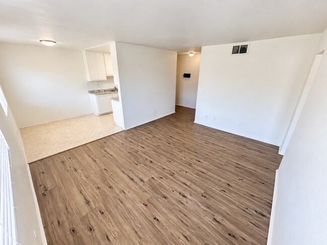 Building Photo - 11441 Oxnard St