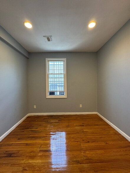 Building Photo - 489 Avon Ave