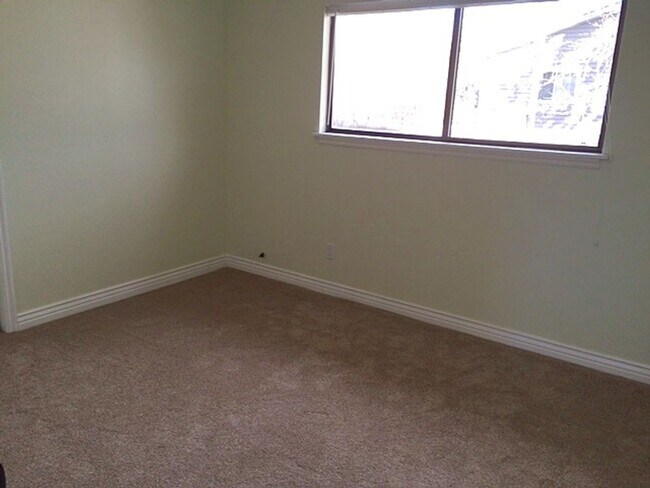 Building Photo - Great location on Cul-de-Sac