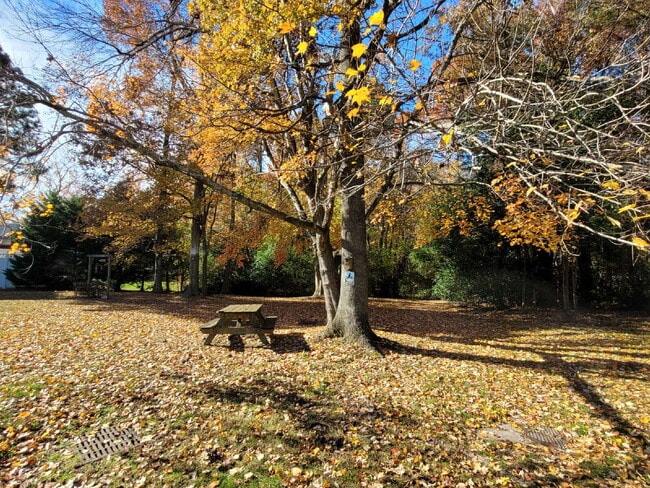 Building Photo - 2 Bedroom Condo Near Chicks Beach!