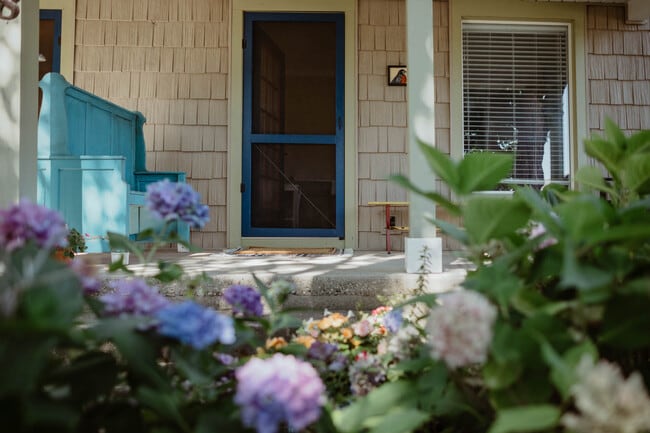 Building Photo - 108 W 6th St