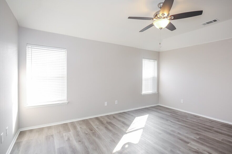 Building Photo - 828 Passive Dr