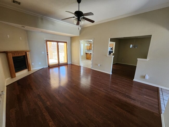 Building Photo - Stunning 3-Bedroom Single Family Located In Champion Estates!