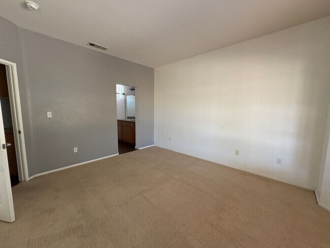 Building Photo - GRAND 5-Bedroom Home in Tehachapi City