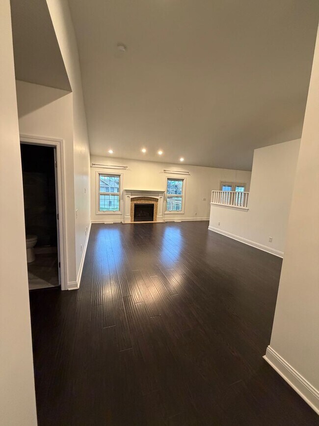 Building Photo - COMMINNG SOON - 4 BED 3 1/2 BATH HOUSE