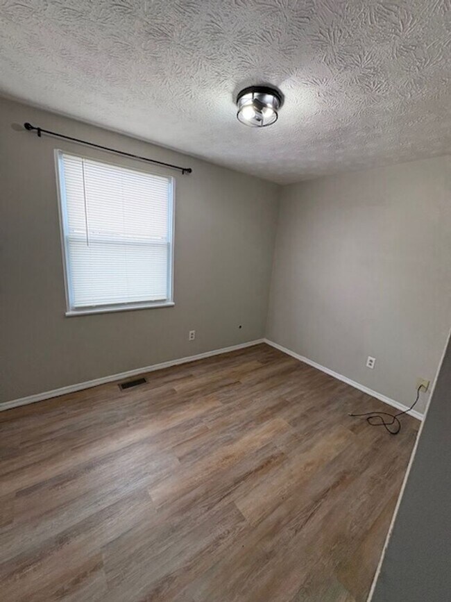 Building Photo - 3 Bedroom, 1 1/2 Bath Home in Huber Heights