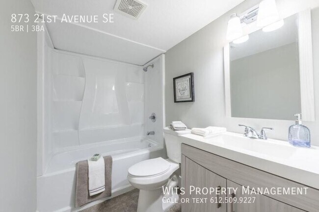 Building Photo - 873 21st Ave SE