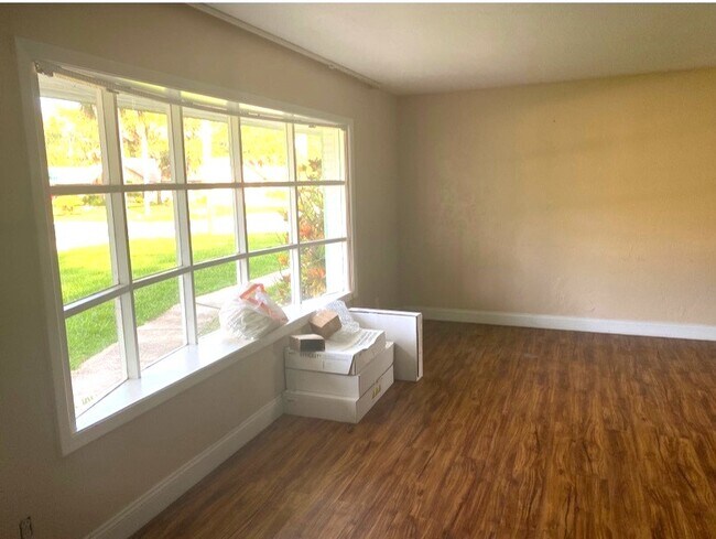 Building Photo - 700 Lindenwood Cir E