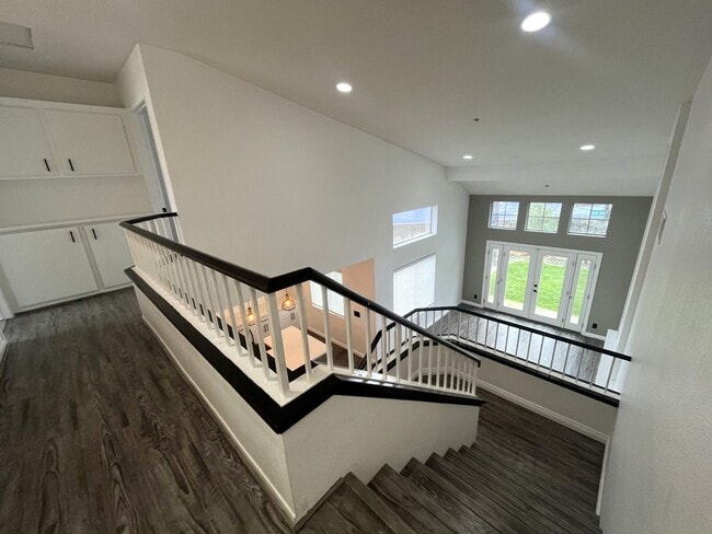 Building Photo - 4 bedroom, 2.5 bathroom home in a gated Riverside community!