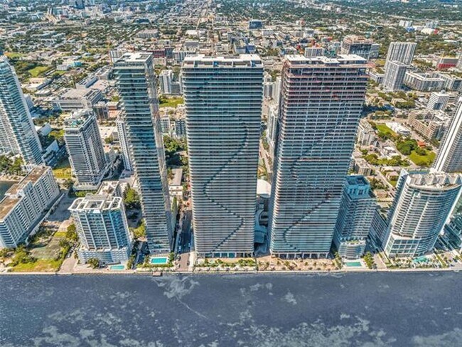 Building Photo - 700 NE 24th St