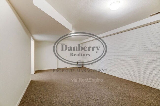 Building Photo - 3704 Willow Run Dr