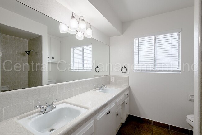 Building Photo - 3 Bedroom/2 Bath Home - $2250 per month!