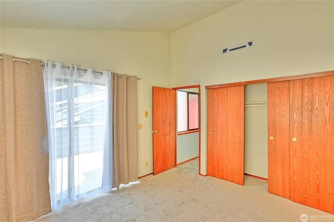Building Photo - Spacious 2-Bed, 2-Bath Condo in Prime Ever...
