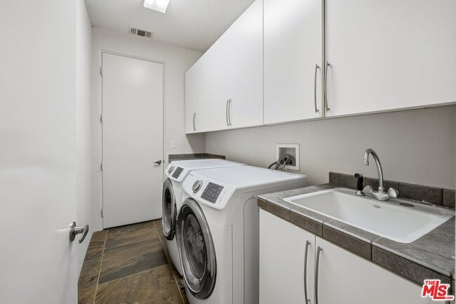 Building Photo - 50025-50021 Vía Aldea