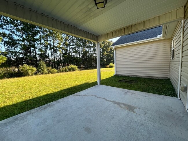 Building Photo - AVAILABLE NOW!! 4 Bedroom 2 Bathroom Home