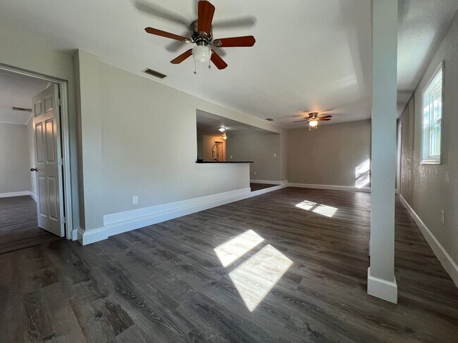 Building Photo - $1,695 ** Annual ** Available 6/1/26 ** Recently Upgraded **3 Bedroom / 2 Bath * Port Charlotte