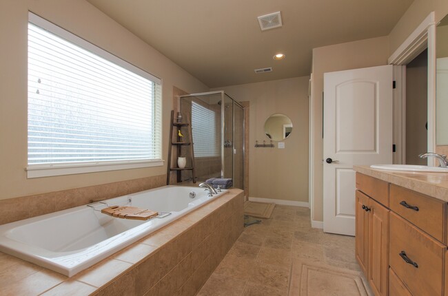 Building Photo - Large 3 bdrm / 2.5 bath with open floor pl...