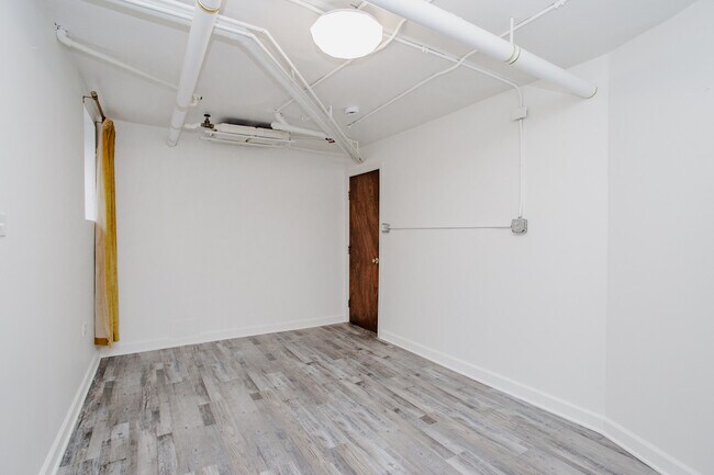 Building Photo - 622 W Briar Pl