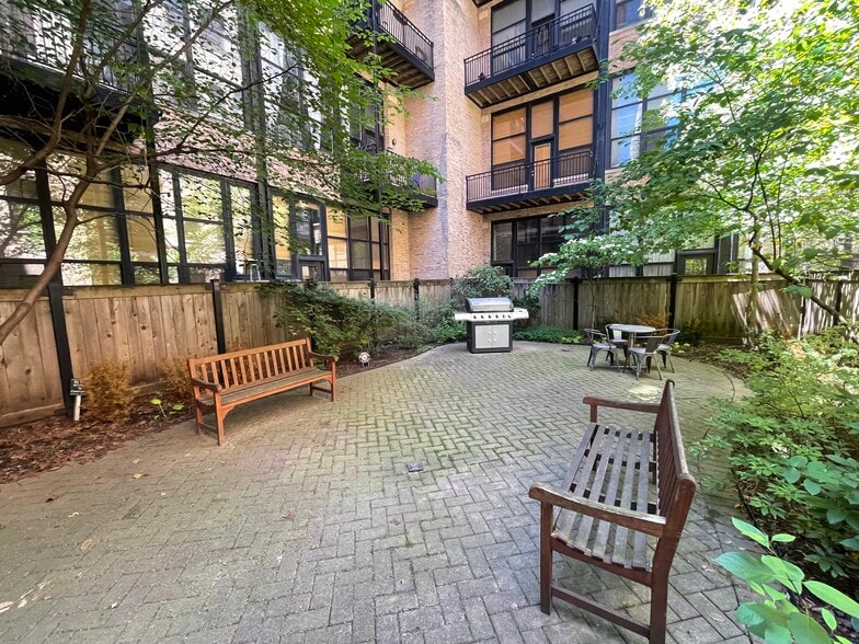 Patio/Grill - 226 N Clinton St