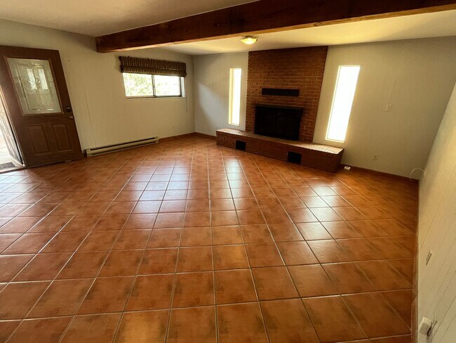 Building Photo - East- 3 bedroom/ 2 bathroom home with sparkling pool!