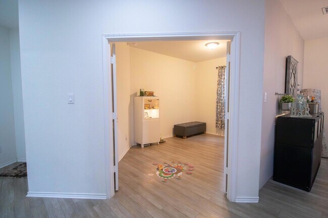 Building Photo - 2105 Ebony Dove St