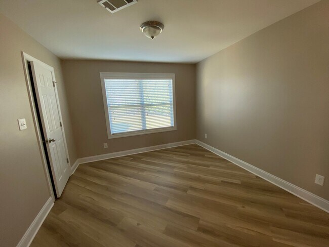 Building Photo - newly updated SFH with no carpet