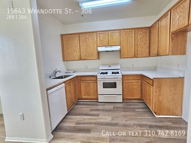 Building Photo - 15643 Wyandotte St