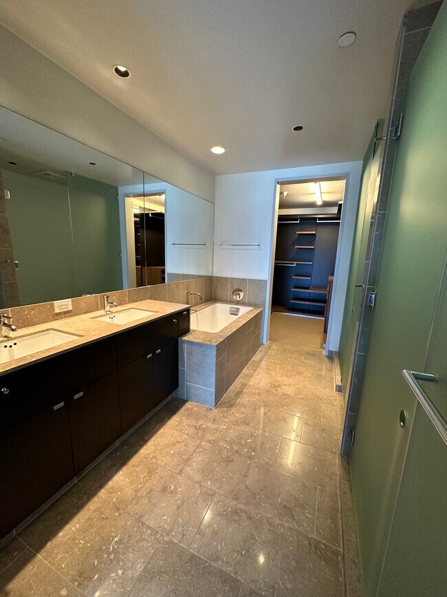 Building Photo - 6250 Hollywood Blvd