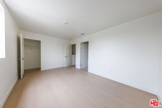 Building Photo - 948 E 21st St