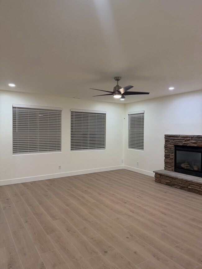 Building Photo - 2741 E Quiet Hollow Ln