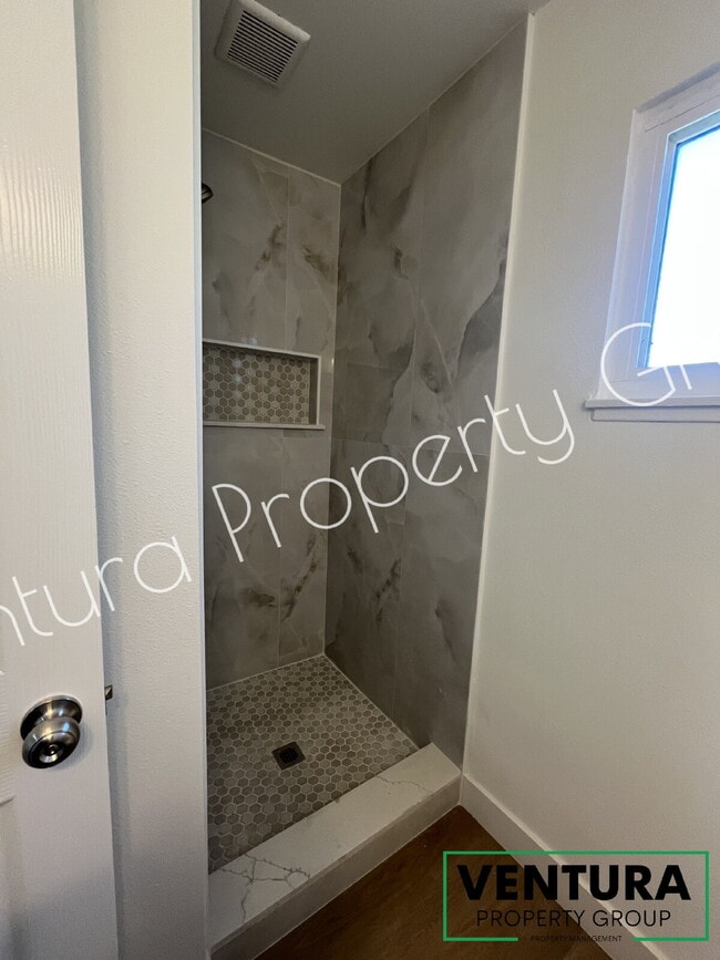 Building Photo - Spacious 4-Bed with 2 Full Baths in Oxnard with Large Backyard