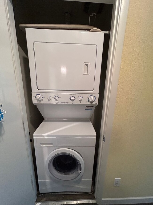 Building Photo - $1,000 OFF FIRST MONTH'S RENT!! Spacious 3 bedroom / 2.5 Bath Apartment in Emeryville, CA.