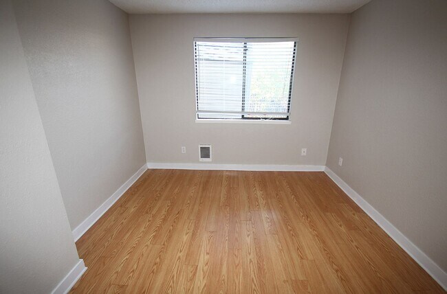 Building Photo - Price 4-Plex - Bothell